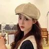 Basker japanska kortbrimmade oregelbundna veck Black Retro Temperament Painter Cap Autumn and Winter Ins Women's Hats