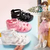 Sandaler PVC Girls Sandals Gladiator Blommor Söta mjuka barns strandskor Kids Summer Floral Sandaler Princess Plastic Girl Shoes Z0225