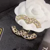 Moda mujer pareja amor alfileres broche diseñador marca de lujo broche perla diamante carta broche regalo pareja familia accesorios con caja