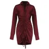 Lässige Kleider VC Formales Kleid 2023 Trend Temperament Rotwein Gerafftes Design Mode Langarm Revers Burgund Kurz Satin Sexy