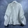 Женские блузки 2023 Весенние модные рубашки высококачественные женские женские воротнички винтаж жаккардовый цветочный принцип любимого бисера Деко белый