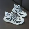 Sneakers dziecięce buty kokosowe dla dzieci letnie chłopcy i dziewczęta sportowy oddychający miękki dół moda 230225