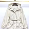 Designer Mulheres Trench Coats Primavera e Verão Bordado Cinto Cinto Cintura Slim Slim Com Capuz Moda Casual Fino Blusão Jaqueta Jaqueta