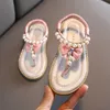 Sandały Baby Girl Slipper Luksusowe letnie łyżki rhinestone perłowe płaskie sandały dla dziecka urocze Bowtie Princess tstrap kliny Dzieci swobodny but Z0225