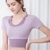 軽量のクロップトップスリムフィットの伸縮性トレーニングシャツ女性用の半袖トップとチェストパッドフェイク2ランニングスポーツTシャツフィットネストレーニング服