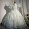 2023 Söta blommaflickaklänningar för bröllop ren nackkristall spetsar blommiga applikationer skivor kjolar flickor tävling klänning en linje barn födelsedag klänningar