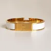 Ett original klassiskt märke guld bangel designer armband mode par bröllop manschett armband för kvinnor armband smycken enkelhet brev tillbehör buckl