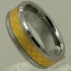 Anneaux de mariage Bague en tungstène anti-rayures de haute technologie incrustée de fibre de carbone dorée de 8 mm