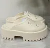 Zapatillas Diseñador 2023 Sandalias perforadas Plataforma de lujo Diapositiva Patrón hueco Materiales transparentes Sandalia Pisos de goma Zapatillas Tamaños 35-42 A6SC