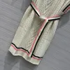 Robes de piste Designer 2023 Nouveau Printemps Eté Col en V Sans Manches Mode Milan Marque Même Style Robe 8MMR