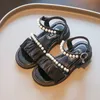 Sandales princesse sandales 2023 été nouvelles chaussures pour enfants perles plates douces belles filles chaussures de performance pour les spectacles de mariage de fête PU Z0225