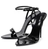 أزياء العلامة التجارية Cassie Crepe Female Sandal Designer Claude Patent Leather Belt Belt Metal Boxle مدببة