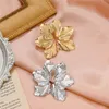 Charm Personalità della moda Orecchini a lobo con fiori dorati esagerati Temperamento contratto Orecchini con petali irregolari opachi G230225