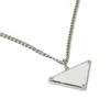 Chaîne en or avec pendentif bijoux personnalisés femmes hommes collier noir blanc 2 couleurs triangle lettre collier marque de luxe designer titane acier hip hop accessoires