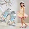 Sandaler flickor Sandaler Nya sommarbarn Sandaler Girls Crystal Shoes Fashion Soft Sole Princess Shoes Casual Beach Flats Z0225