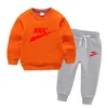 Babyjongens kleding sets kinderen sweatshirt kinderkleding meisjes solide katoenen lange mouwen pullover tops pant pakken 2pcs merk logo print