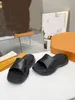Lyxiga tofflor Designer Kvinnors tjocka sule sandaler Transparent Material Fashion Sexig Lovely Sunshine Beach Women's Shoes 35-42