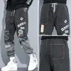 Herrbyxor houzhou herr jeans byxor denim byxor blå hög midja jeans baggy tryckt denim byxor manliga jeans hip hop streetwear 5xl z0225