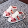 Sandálias recém -nascidas meninos meninas sandálias PU Couro Moda Vermentista Sapro de Berço Sofro Primeiro Anti Slip Baby Shoes Z0225