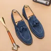 Klädskor män brittiska loafers fast färg faux mocka sömmar rund tå tassel glid på klassisk mode affärsbröllop klänningskor 230225