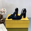 Nuove scarpe eleganti Scarpa da banchetto in pelle bovina perlescente con tacco alto Designer di lusso scavato sandali alla caviglia con tacco sottile Scarpe da fabbrica alla moda di alta qualità