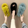 Slippers de inverno luxuoso cruzamento de algodão casa de algodão fêmea colo sólido cor sólida quente lascas planas chinelas de veludo lâminas fofas