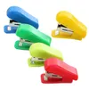 Random Color Stapler Solid Office Stationery Mini fofinho sem um aluno de grampeador Use pequeno pl￡stico port￡til para nﾺ 10 grampos