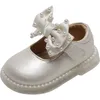 Pierwsze spacerowicze 11.5-15.5cm marka niemowlęta dziecięce miękkie podele bowknot księżniczka sukienka ślubna Prewalker Born Pearls Toddler jesienne buty 230227