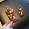 Primi camminatori Scarpe da principessa ricamate in pelle Mocassini da ragazza per bambini Scarpe da passeggio con suola morbida per 0-2 anni Appartamenti nati a forma di T 230227