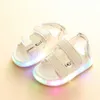 Sandalen maat 2125 Zomer kinderen LED strand sandalen met lichte babysandalen voor meisjes jongens zachte bodem kinderen schoenen kleine peuter schoenen Z0225