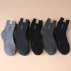 Chaussettes pour hommes 5 PairsLot Chaussettes épaissies à la mode pour hommes Four Seasons Loisirs Respirant Déodorant Mi Tube Coton Chaussettes Haute Qualité EU 3844 Z0227