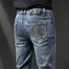 Luksusowy projektant dżinsów mężczyzn jesień i zima nowe dżinsy męska jakość Slim Fit Małe stóp długie spodnie moda Mężczyźni noszenie Z#012