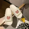 Hem sommarkvinnor tofflor sandaler män strand glider flip flops tecknad björn tjock sula unisex badrum damer skor zapatillas