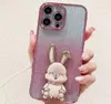 İPhone 11 12 13 14 Pro Max XS Max XR 7 8 14 için sevimli çizgi film tavşan standı sahibi ve telefon kasası artı lüks parıltı kaplama kapağı