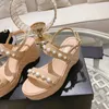 2023 Designer Luxus quadratische Kopftoes Sandalen Damen Ledertemperament Schwarz weiß rosa ein Wort Schnalle Schuhe Ladys sexy Mode Perlen Metallkette High Heels Sandale Sandale