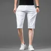 Jeans da uomo Designer Pantaloncini di jeans bianchi versione coreana da uomo slim pantaloni dritti a cinque punti centrali marchio di lusso leggero elastico casual PHQ8