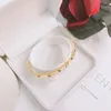 Designers Letter Gold Bangle Brand New Pattern Pulseiras Joias de Luxo Femininas Base Versátil Banhada a Ouro 18k para Presentes Femininos Moda Europeia e Americana