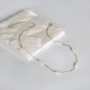 Choker-Halsketten Minar Minimalistische Barock-Süßwasserperlen-Halskette für Frauen Messing-Goldperlenkette Zierliche dreifache Reisperlen-Halskette Geschenk