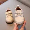 Pierwsze piechurki Baby Miękkie skórzane buty przeciwpoślizgowe mięśnie krowi mięsień maluchowe buty dla dzieci chłopcy sukienka dla dziewcząt buty Mary Jane Buty First Walker 230227
