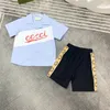 Kids Polo Shirt Set مصمم طباعة قميص يناسب الفتيان الفتيات ملابس الصيف مجموعات عارضة القمصان الزرقاء الملابس دعوى قصيرة الأكمام