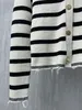 Damenpullover mit V-Ausschnitt und langen Ärmeln. Klassischer schwarz-weiß gestreifter Pullover im Matrosenstil für Damen, Herbst-Winter-Freizeitmantel
