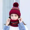 Berretti Beanie/Skull Caps Outdoor Women's Wool Ball Plus Velvet Warm Knitted Two-Piece Winter Thick Windproof Hat Sciarpa Set Color Striped