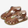 Sandały 2130 cm Toddlers Girls Lets Sandals Beige Brown Haftery Flower Fashion Gumowe buty księżniczki dla dziewcząt płaskie sandały Z0225