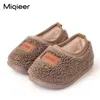 Premiers marcheurs hiver enfants chaussures d'intérieur bébé enfant en bas âge doux antidérapant laine d'agneau chaussures chaudes décontracté premier marcheur garçons filles fourrure coton pantoufles 230227