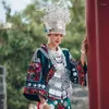 Sahne Giyim Hmong Elbise Kadın Işlemeli Miao Geleneksel Giyim Headdress Yaka Takı Performans Seyahat Pography