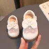 İlk Yürüyüşçüler Çocuk Moda Şeffaf Örgü Sevimli Bebek Yürüyüş Ayakkabıları Çocuk Kızlar Bow çok yönlü sıradan nefes alabilen deri ayakkabılar 230227