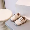 Pierwsze spacerowe Spring Baby Buty oddychające skórzane dziewczyny Princess Buty Sofe Sole Infant First Walkers moda dziecięca buty dla dzieci EU15-25 230227