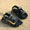 Сандалии Новый 2023 Summer Beach Water Water Childrens Sandals Fashion обувь легкая невозмутительная мягкая дно кожаные мальчики Удобные Z0225