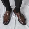 Zapatos de vestir Zapatos de cuero informales para hombre, zapatos brogue clásicos de moda, zapatos Oxford de lujo con fondo grueso, zapatos formales de boda negros para hombre R230227