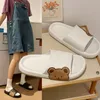 Accueil été femmes pantoufles sandales hommes plage diapositives tongs dessin animé ours semelle épaisse unisexe salle de bain dames chaussures Zapatillas